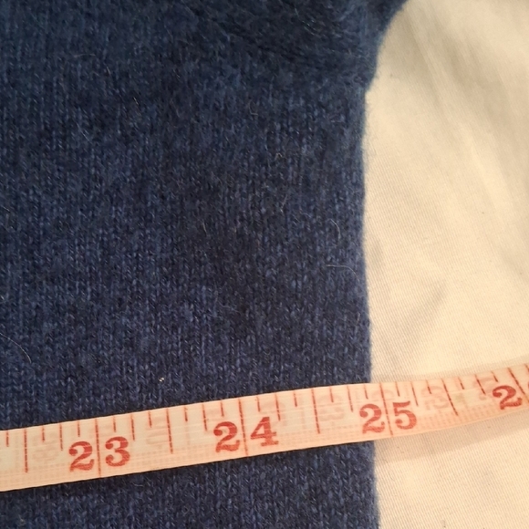 Jos. A. Bank Men  Deep Blue V-Neck Sweater Size L 100% CASHMERE - Picture 7 of 8